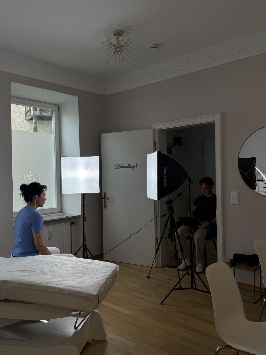 Hinter den Kulissen eines Praxis-Shootings: Behandlungsraum mit Softboxen und Kamera auf dem Stativ