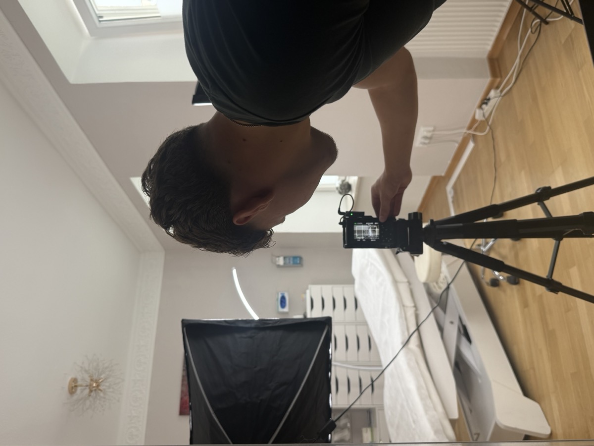 Nevio Wimmler richtet vor einem Praxis-Shooting die Kamera auf dem Stativ aus, im Hintergrund eine Softbox