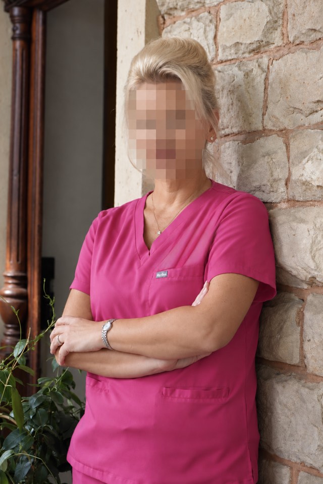 Einheitliches Mitarbeiterfoto aus demselben Praxis-Shooting vor derselben Wand